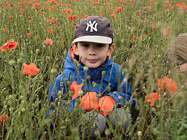 Junge in der Wiese