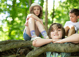 Kinder im Wald