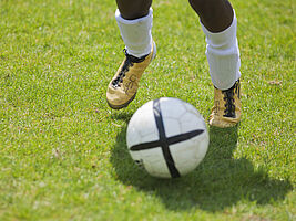 Zwei Fussballer-Beine und ein Fussball