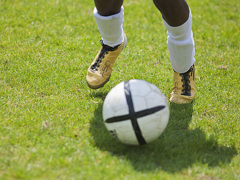 Zwei Fussballer-Beine und ein Fussball