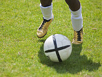 Fussball Zwei Fussballer-Beine und ein Fussball