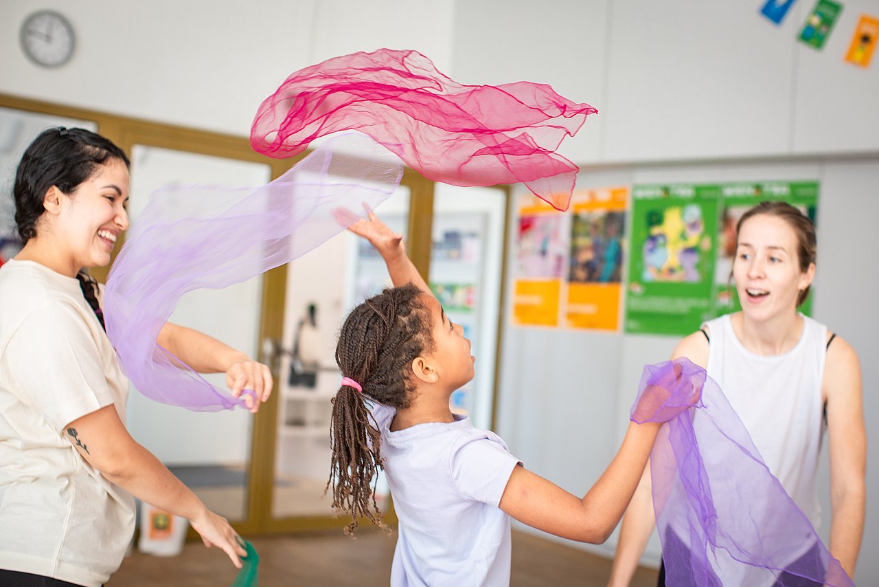 WIENXTRA-Kinderaktiv: Sowieso! Tanzworkshop in der Stadtbox Menschen tanzen in einem Raum