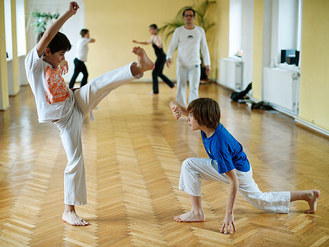 Capoeira Zwei Buben ueben Capoeira