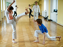 Zwei Buben ueben Capoeira
