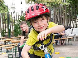 Sport_19 Kind mit Fahrrad