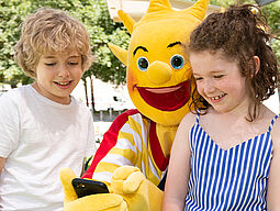 Holli zeigt Kindern die App