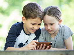 Kinder mit einem Smartphone