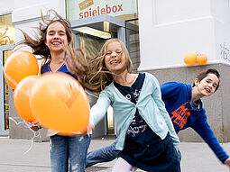 Jugendliche mit Luftballons