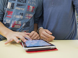 Hände mit Tablet