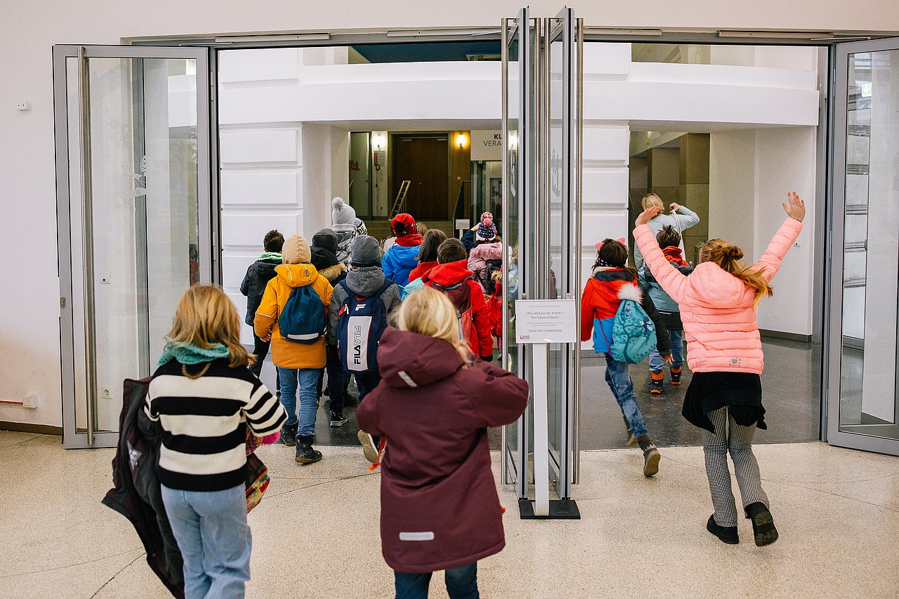 Schulklasse auf dem Weg ins Kino Schulklasse auf dem Weg ins Kino