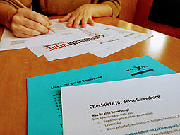 Bewerbungsschreiben liegt am Tisch