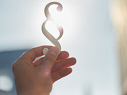 Hand mit Paragrafenzeichen