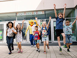 Sommer Raus aus der Schule und rein in die Ferien mit Maskottchen Holli und dem Ferienspiel.