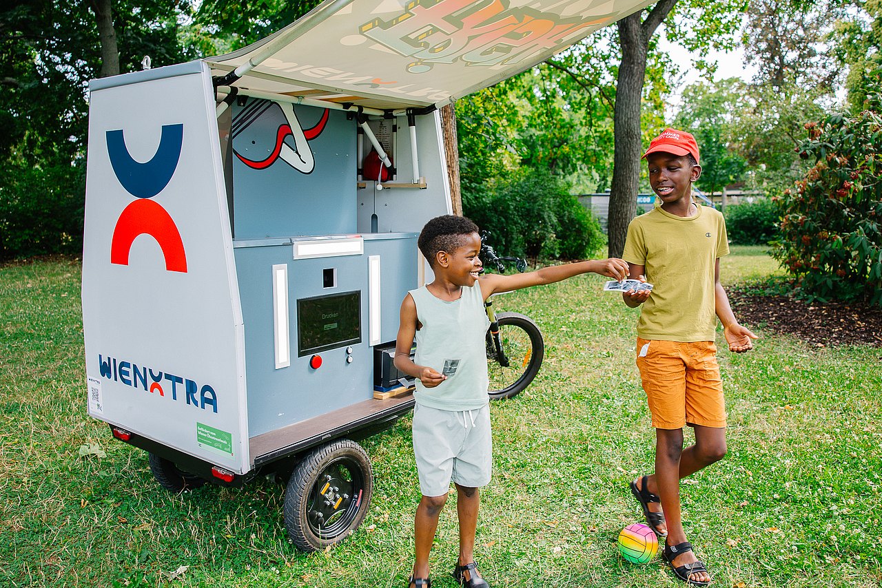 Hollis Grätzltour und Vorhang auf im Park