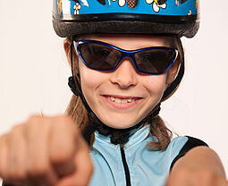 Mädchen mit Fahrradhelm und Sonnenbrille