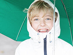 Portraits_Gruppen 33 Junge unter Regenschirm