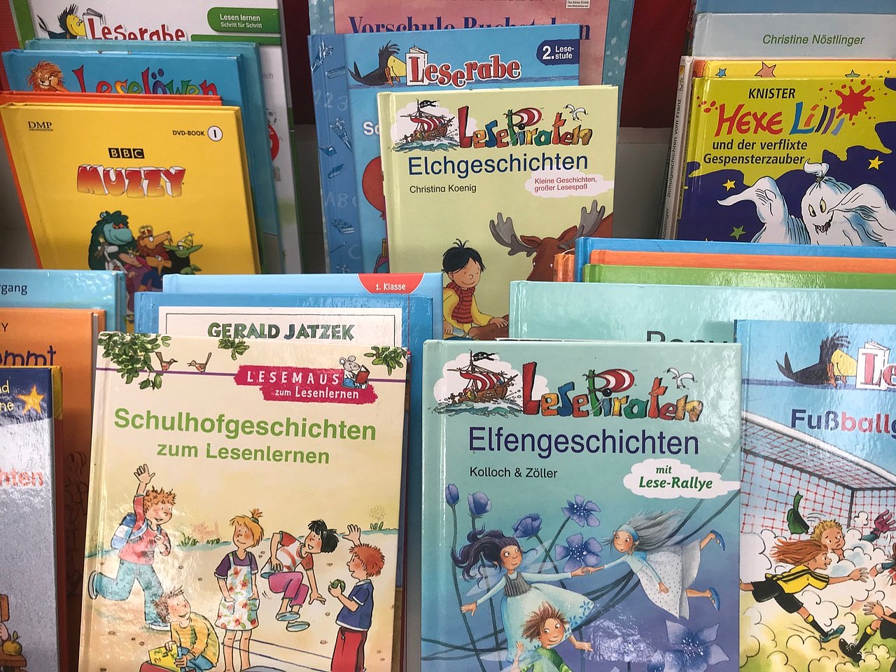 Leselernbücher Kinderbücher zum Lesen lernen aufgestellt