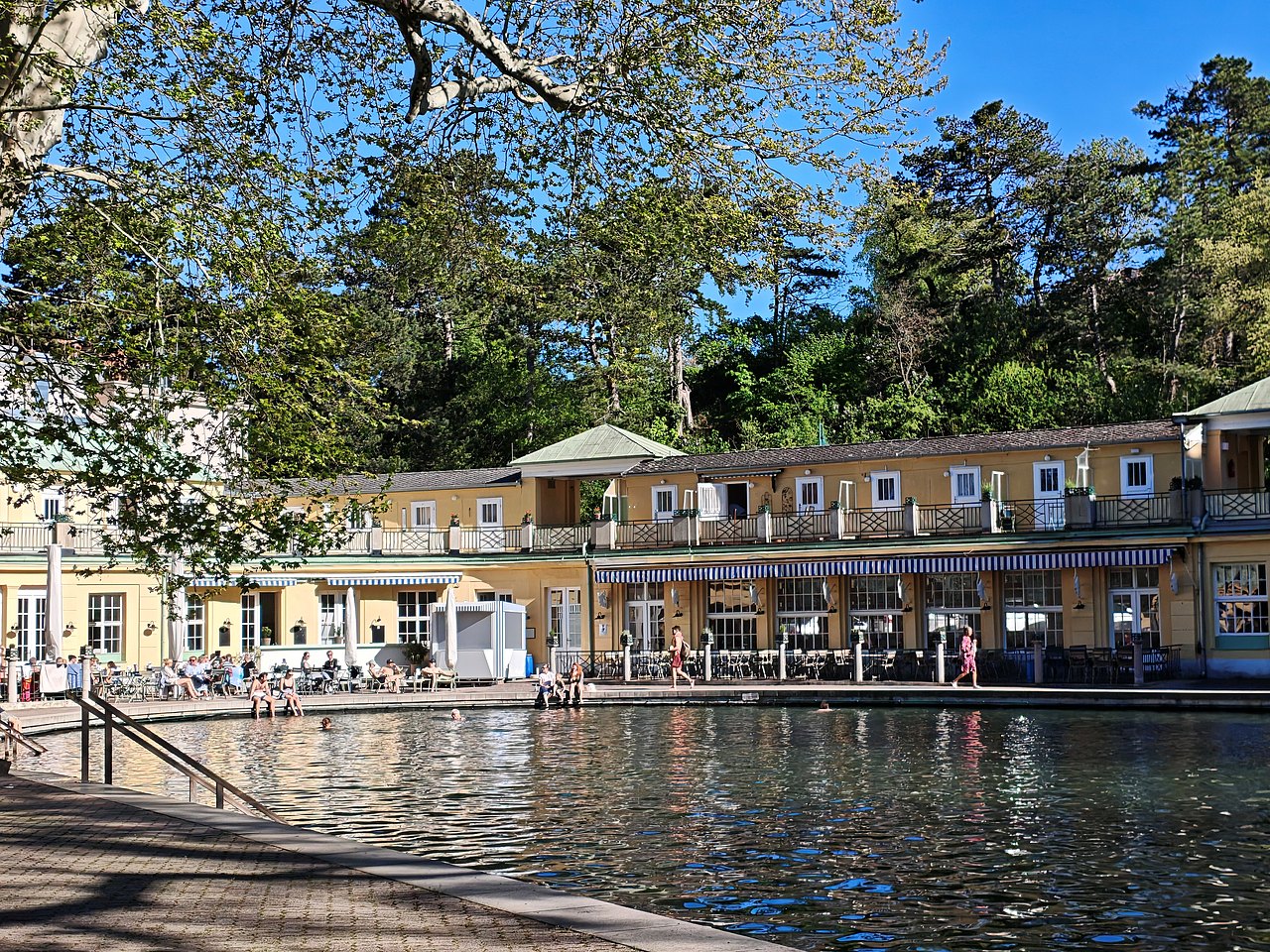 Thermalbad Bad Vöslau, Grünes Becken und Kabane 21 - Kinderinfo-Blog Das Bild zeigt das Grüne Becken und im Hintergrund das Restaurant Kabane 21.