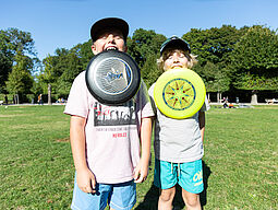 Kinder mit Frisbees 