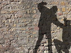 Zwei Schatten vor Mauer