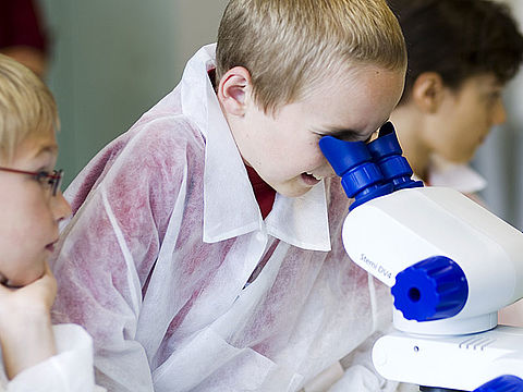Kinder forschen und experimentieren im Labor Kinder forschen und experimentieren im Labor