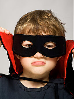 Kind mit Maske