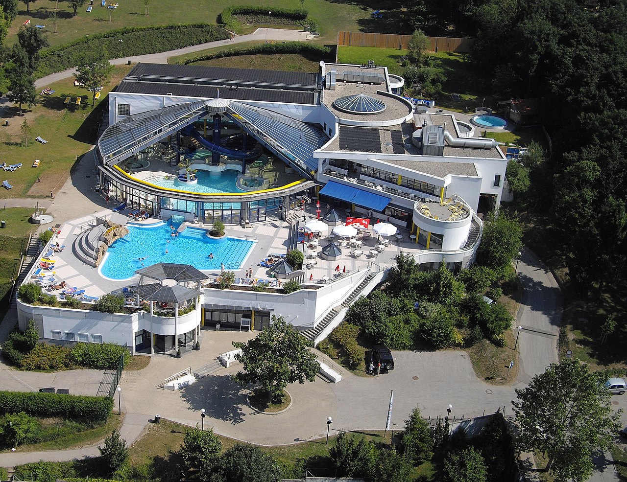 Schwimmbad Hütteldorf Luftaufnahme vom Schwimmbad Hütteldorf mit Außenbecken