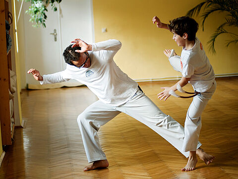 Judo Bub uebt mit Lehrer