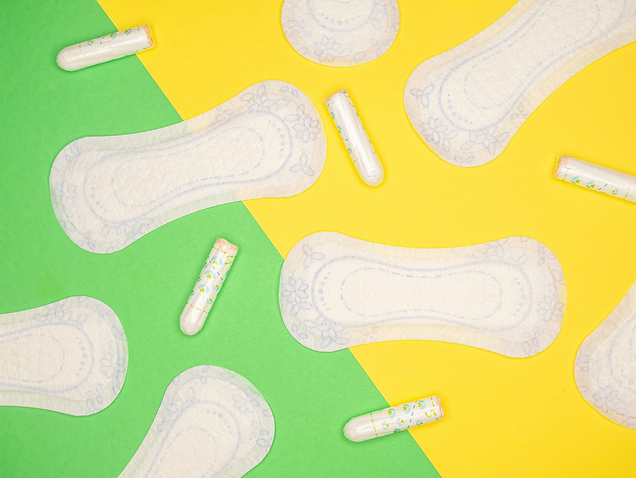 unsplash Binden und Tampons auf einem grün-gelben Tisch