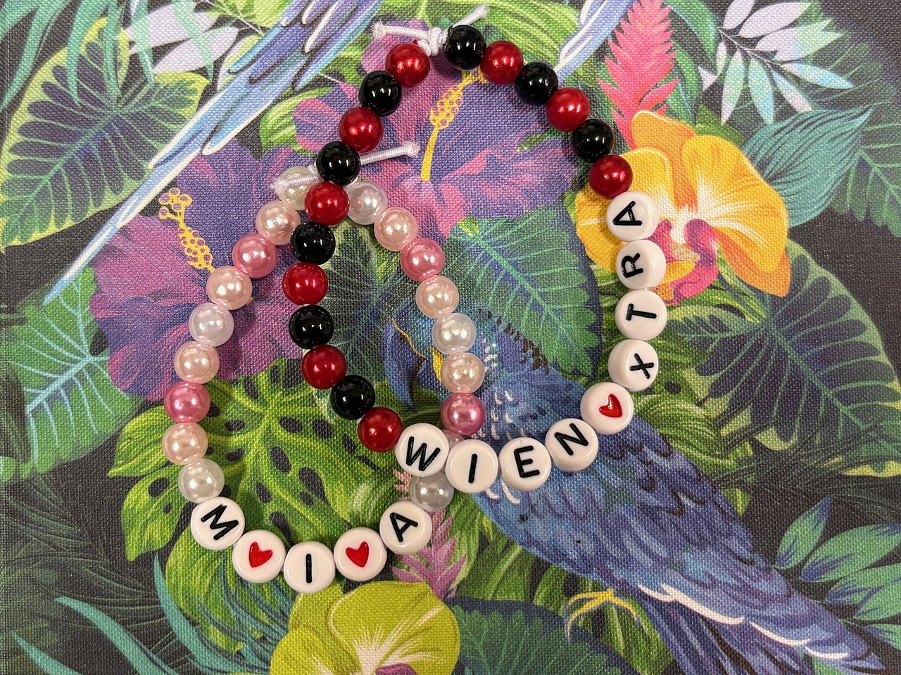 Zwei Perlenarmbänder