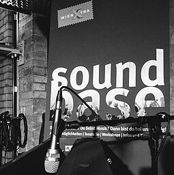 soundbase-Plakat und Mikrofon