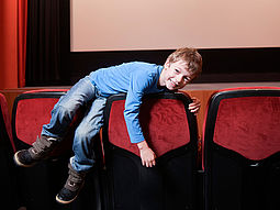 Ein Bub im Kino