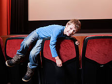 Ein Bub im Kino