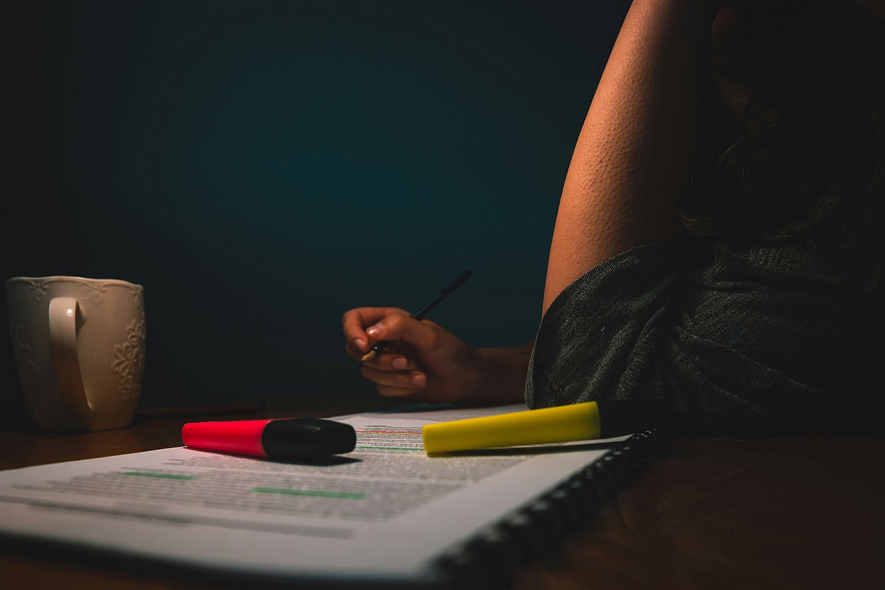Person mit schwarzem Stift lernt