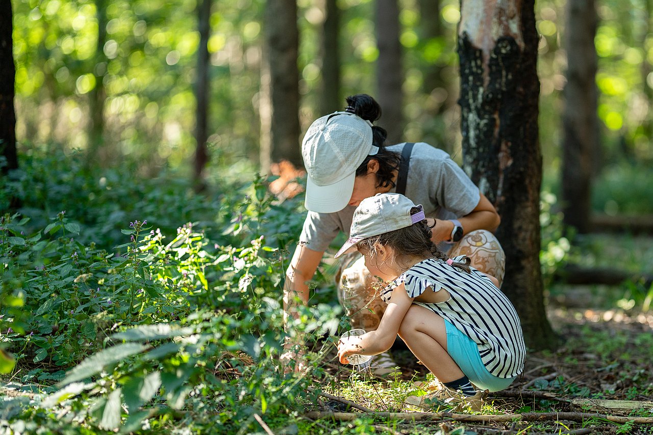 WIENXTRA_c_Kajetan_Koren_19092025_027 Mutter und Kind suchen etwas am Boden