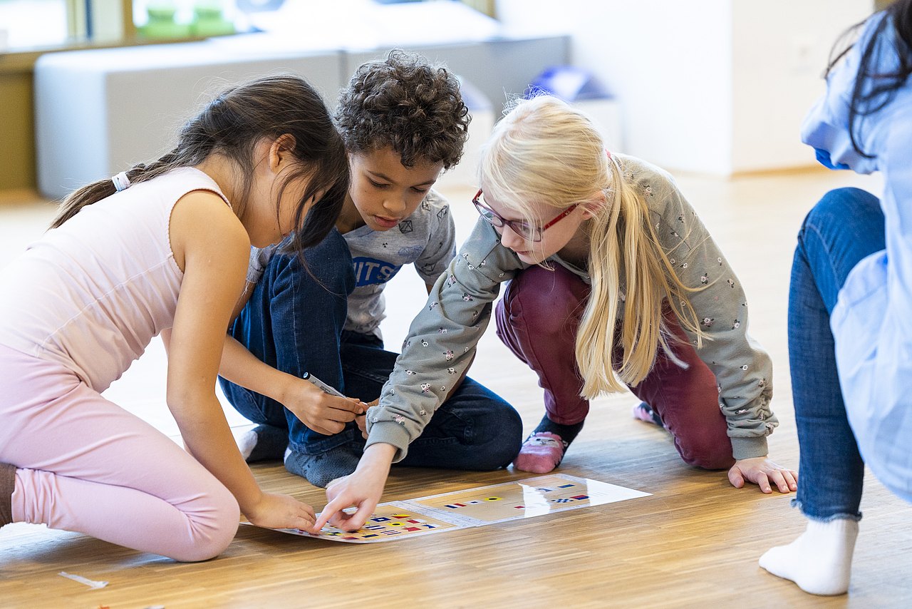 221117_1735 Kinder lösen zusammen ein Rätsel