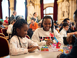 Kinder spielen Brettspiele im Rathaus
