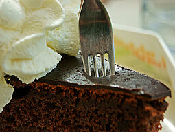 Sachertorte mit Sahne