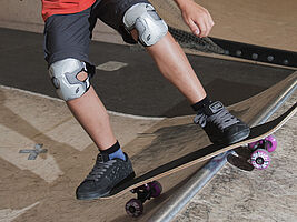 Detail-Foto von Skateboard an der Halfpipe-Kante