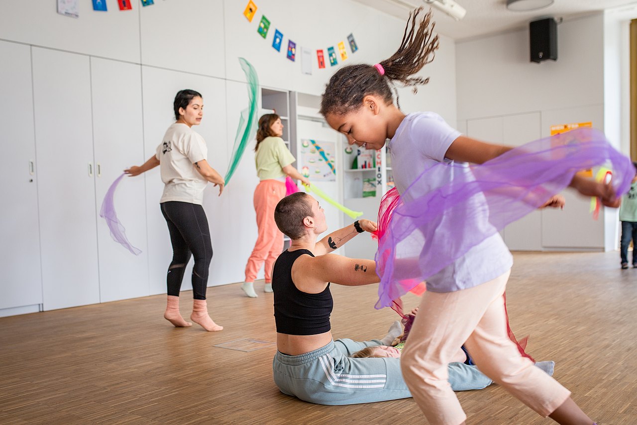 WIENXTRA-Kinderaktiv: Sowieso! Tanzworkshop in der Stadtbox Menschen tanzen im Raum