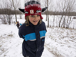 Kind mit Haube im Winter