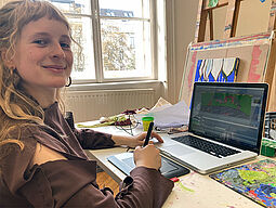 Einreichung Video und Filmtage Frau arbeitet am Laptop