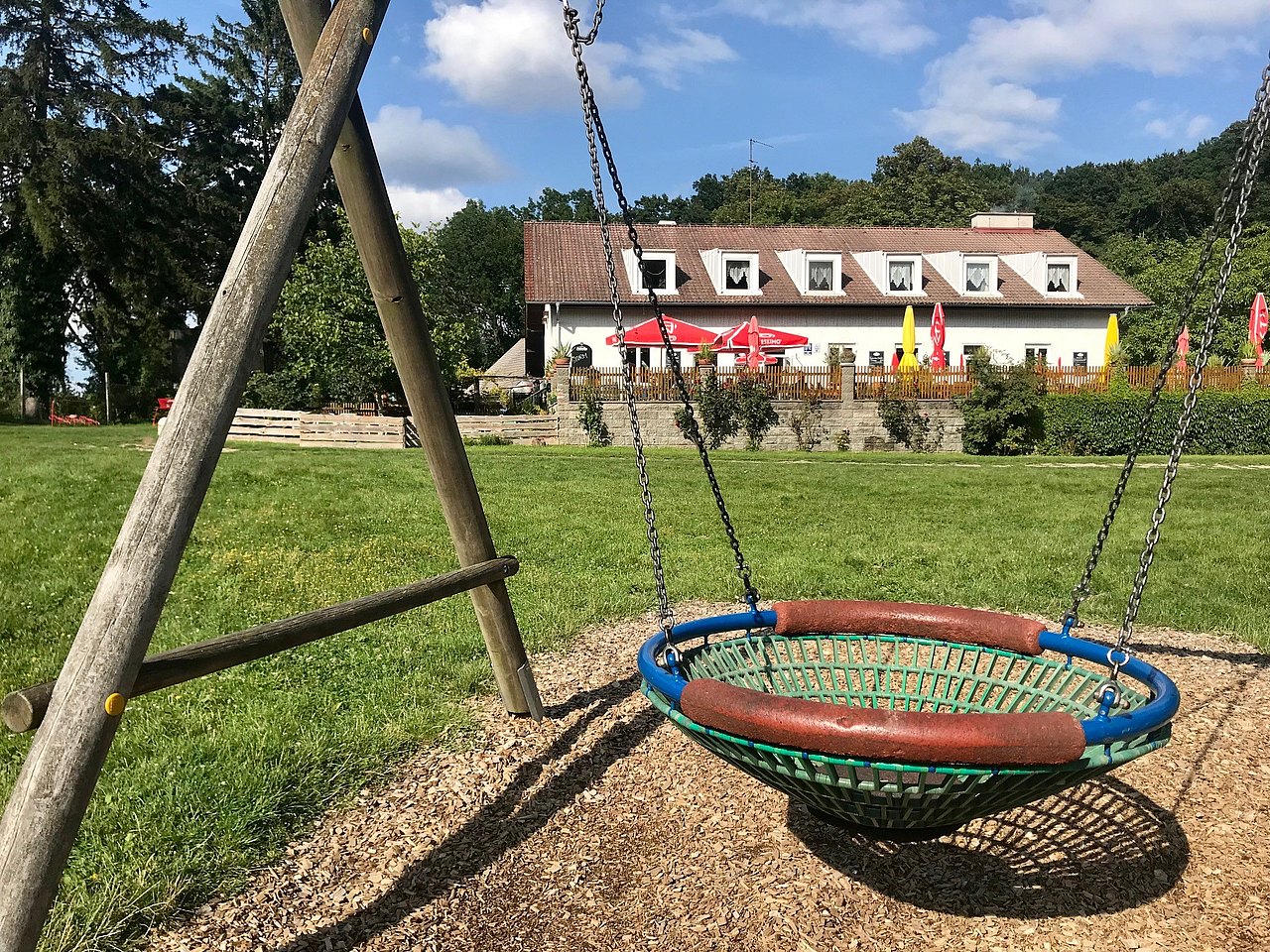 Spielplatz Jägerwiese Spielplatz auf der Jägerwiese mit Gasthaus im Hintergrund