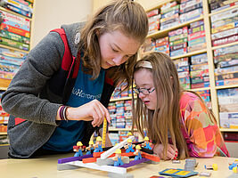 Kinder stapeln Spielfiguren