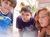 Forschen Entdecken und Experimente 3 Kinder experimentieren