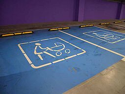 Parkplatz für Frauen mit Kinderwagen