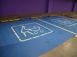 Parkplatz für Frauen mit Kinderwagen