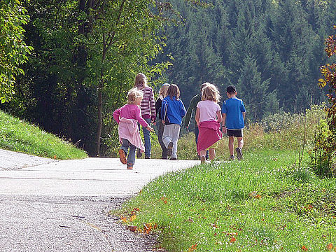 Familie von hinten beim Wandern Familie von hinten beim Wandern