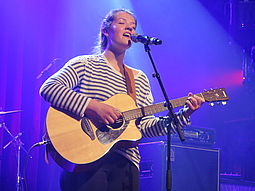 Junge Musikerin auf der Bühne