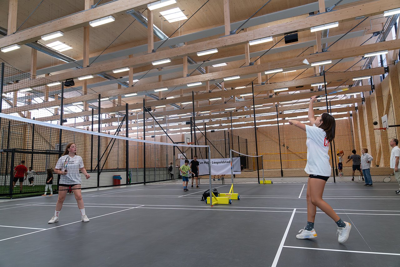 Kinder beim Badminton spielen in einer Halle